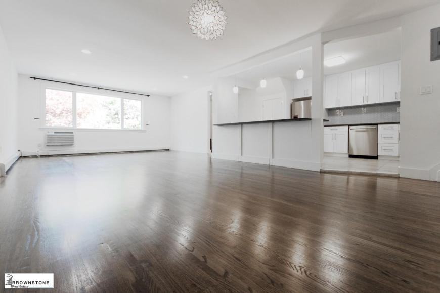 576 Henry St - Photo 2 of 10