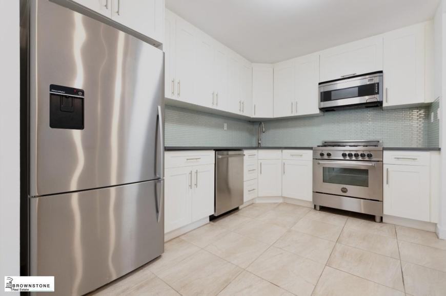 576 Henry St - Photo 3 of 10