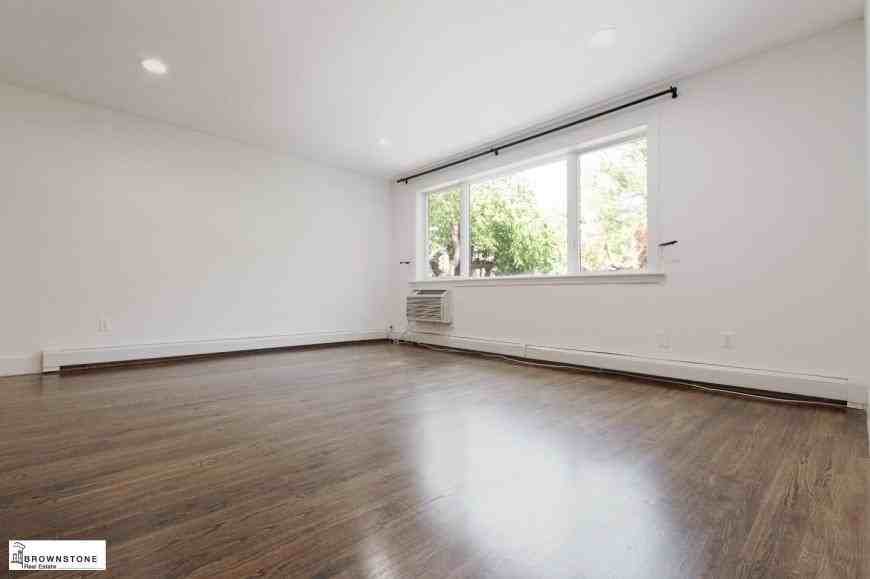 576 Henry St - Photo 4 of 10