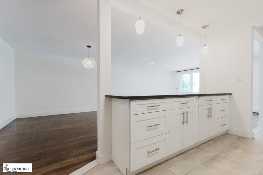 576 Henry St - Photo 5 of 10