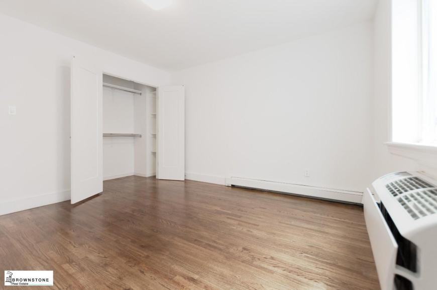 576 Henry St - Photo 6 of 10
