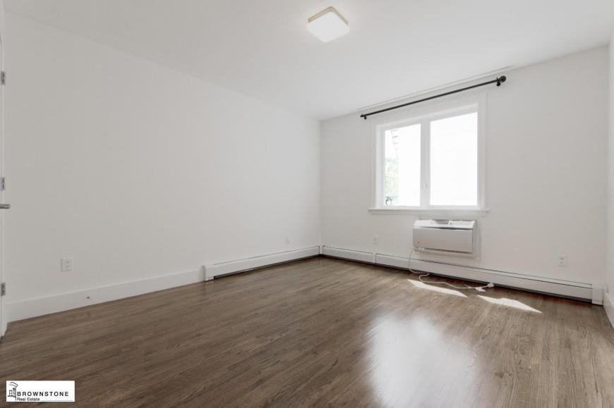 576 Henry St - Photo 7 of 10