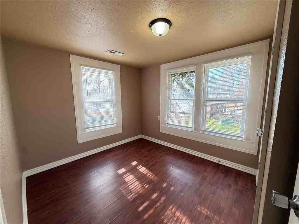 1402 S Washington Ave - Photo 4 of 8