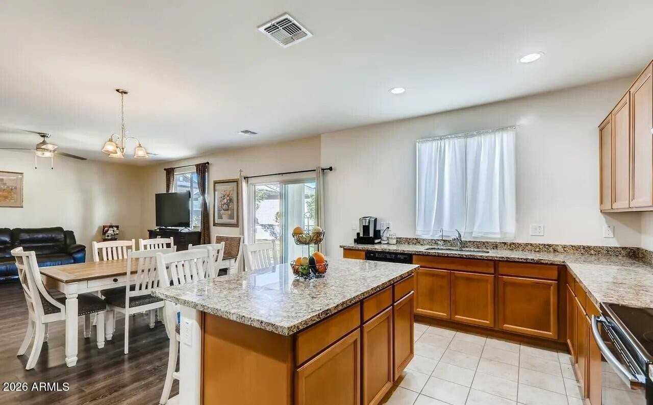 6144 W Freeway Ln - Photo 6 of 29