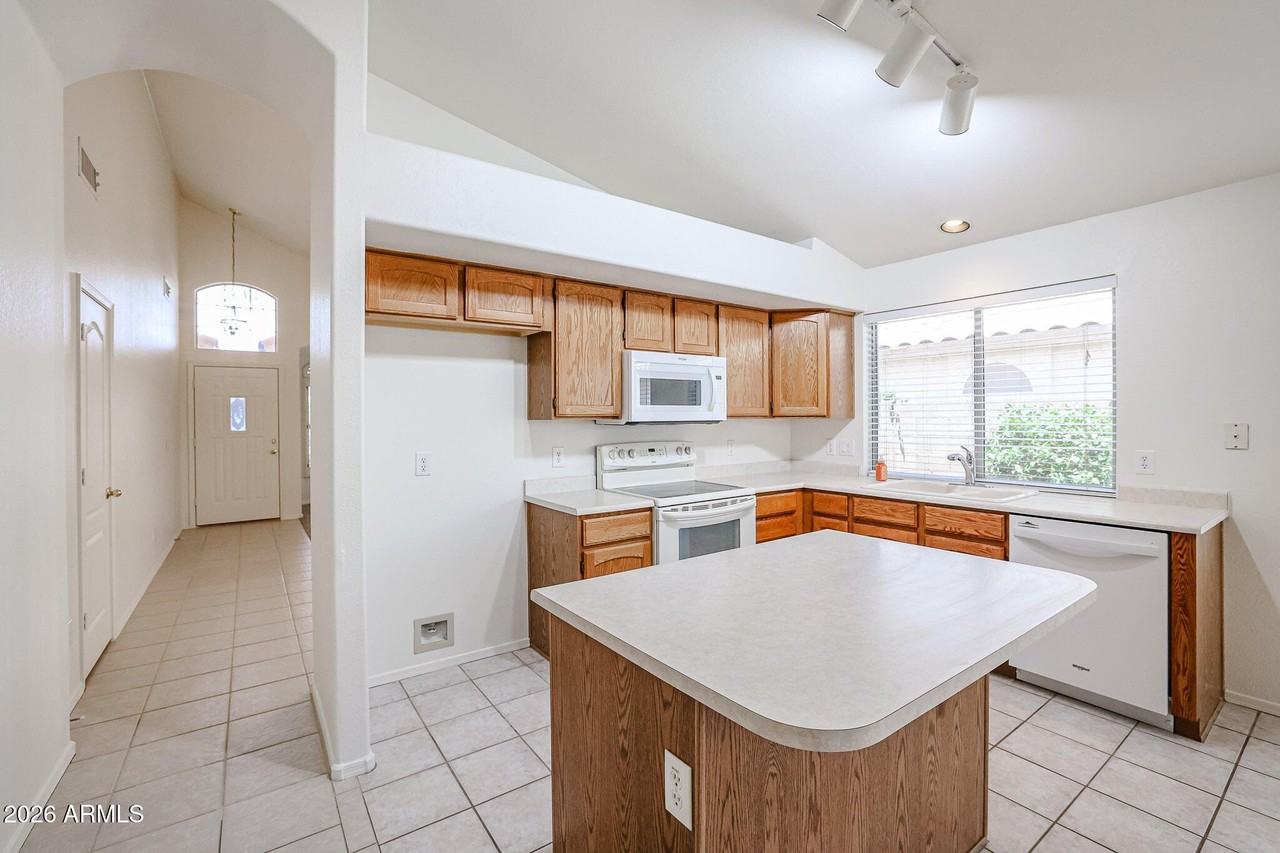 9833 W Yukon Dr - Photo 4 of 19