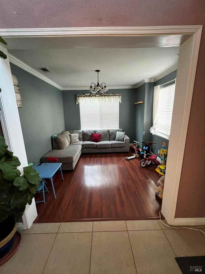 40 Curtis Ct - Photo 4 of 18