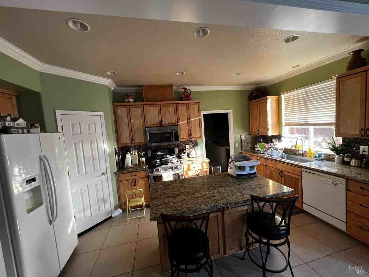 40 Curtis Ct - Photo 6 of 18