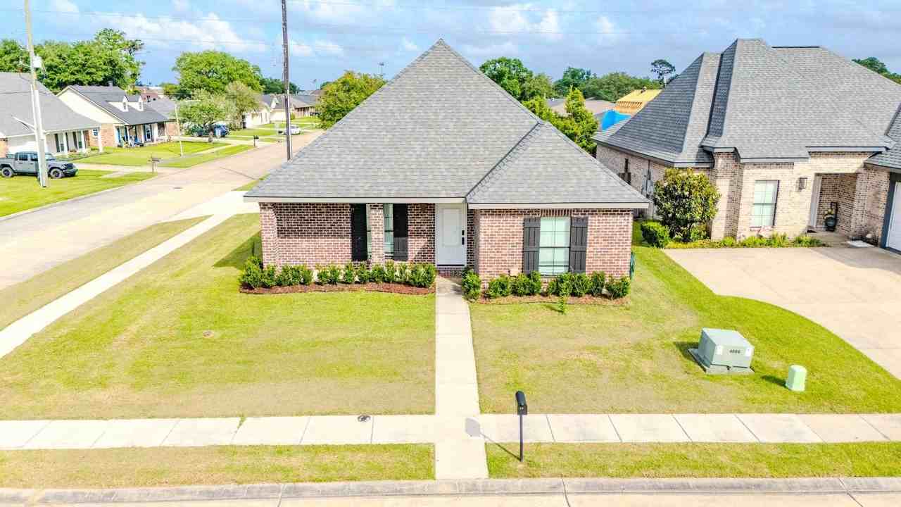 379 Shoal Dr - Photo 2 of 21