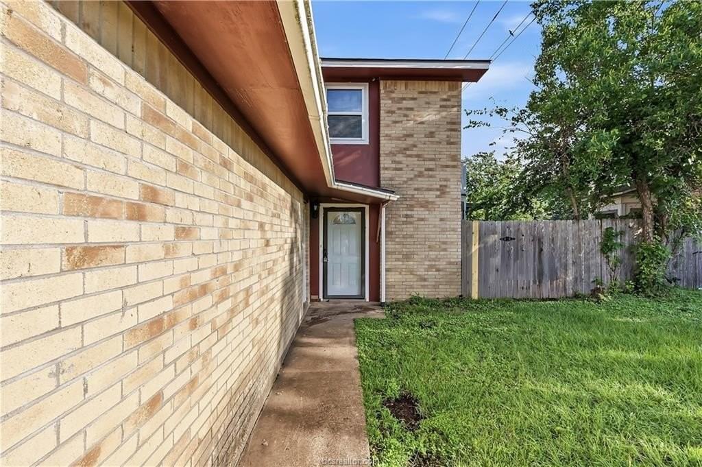 1411 Hawk Tree Dr - Photo 3 of 20