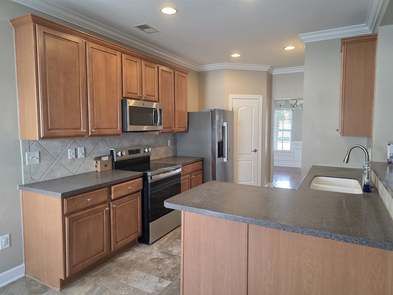 633 Menlo Park Ln - Photo 3 of 17