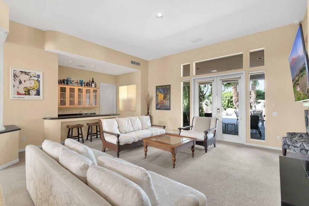 8 Macbeth Ct - Photo 5 of 46