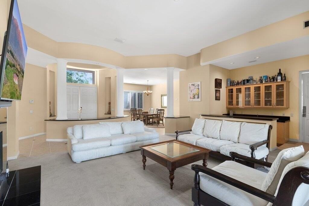 8 Macbeth Ct - Photo 7 of 46