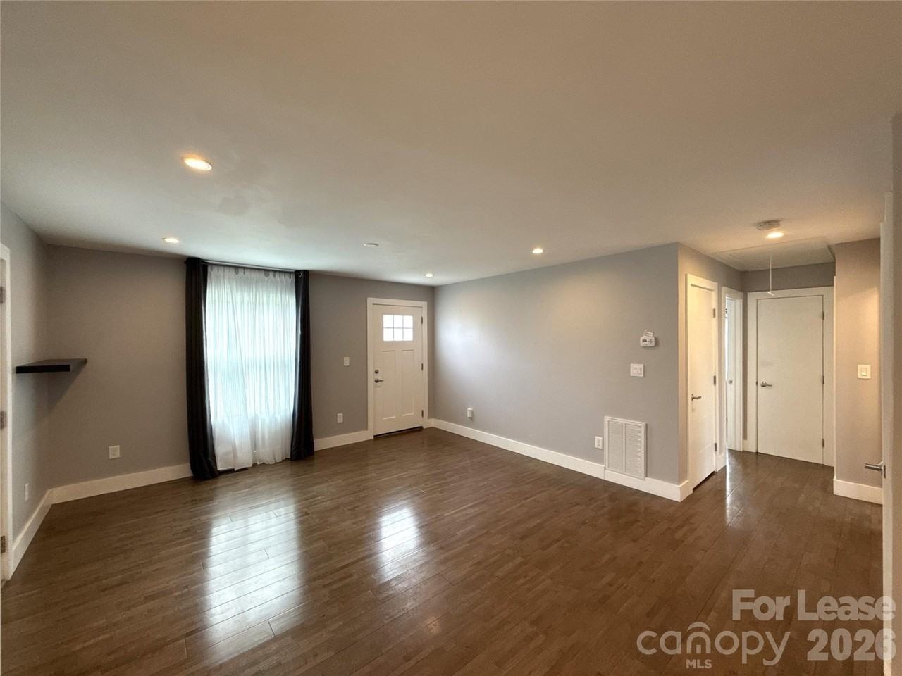 300 E Peterson Dr - Photo 4 of 18