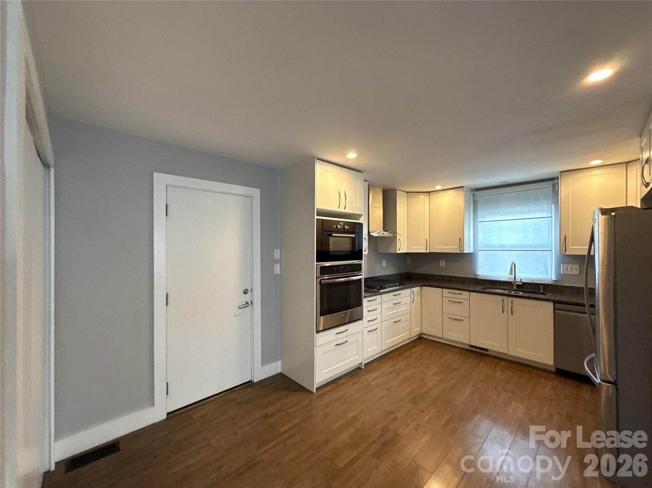 300 E Peterson Dr - Photo 5 of 18