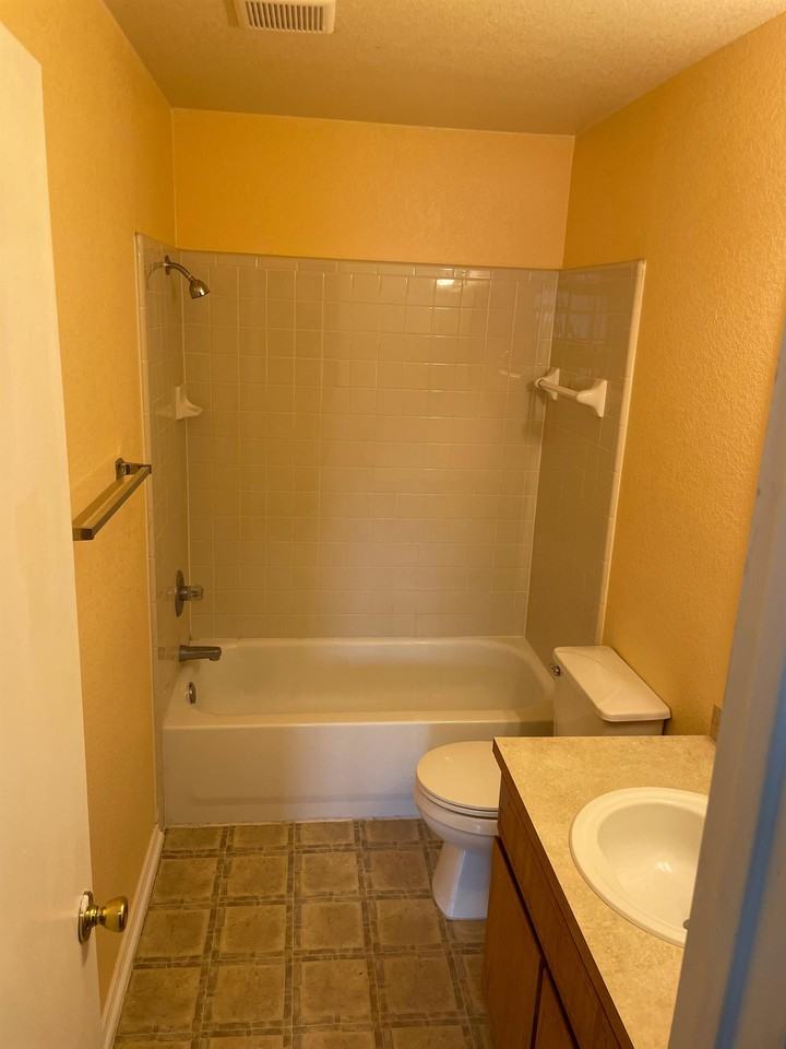 2801 Vernice Loop #A - Photo 4 of 10