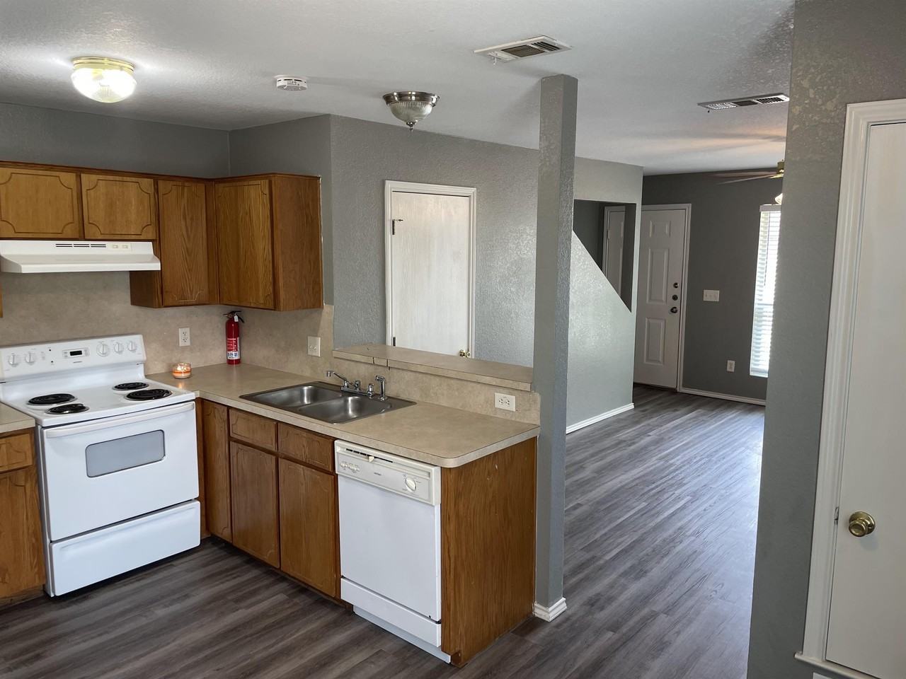 2801 Vernice Loop #A - Photo 6 of 10