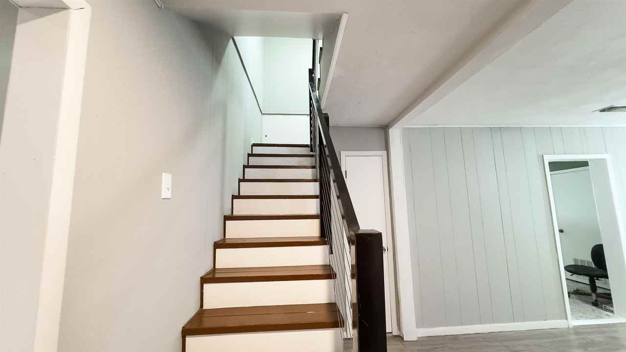 212 Avenue L - Photo 3 of 34
