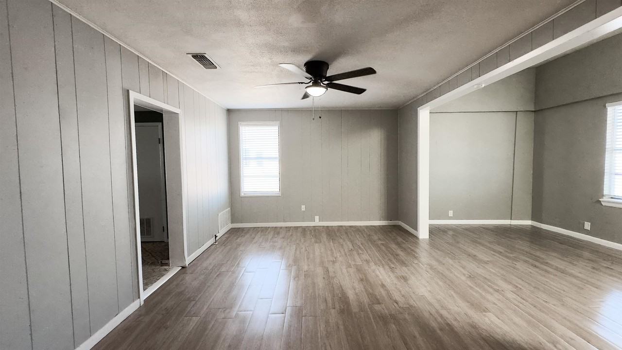 212 Avenue L - Photo 4 of 34