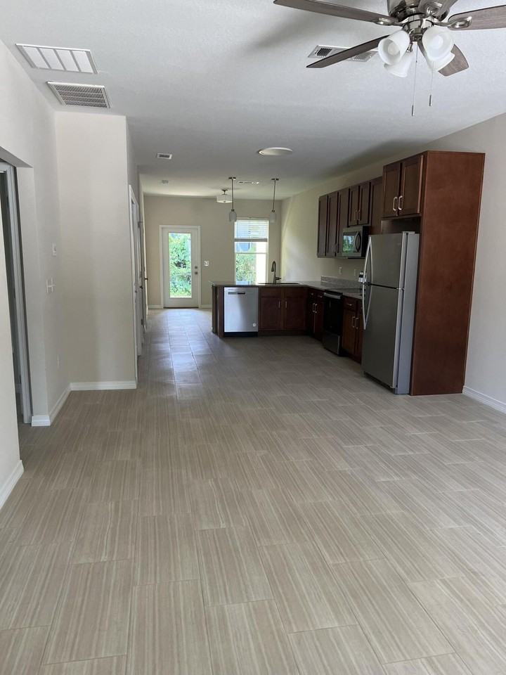717 N Park Blvd #A - Photo 2 of 9