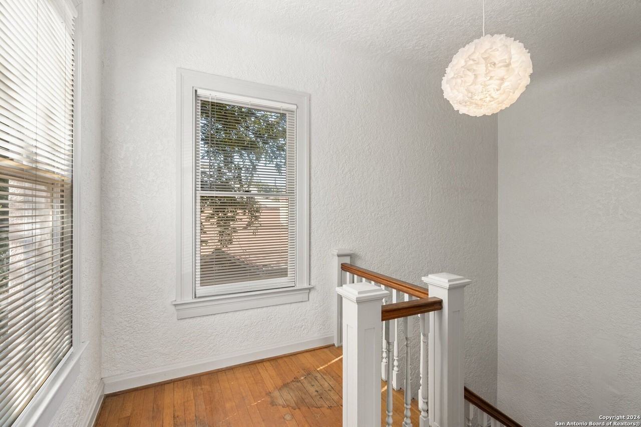 331 W Elsmere Pl - Photo 4 of 33