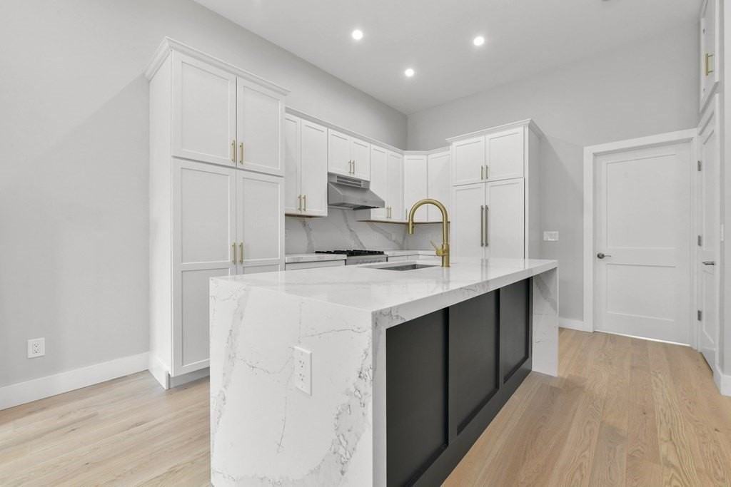 Charles St - Photo 5 of 14
