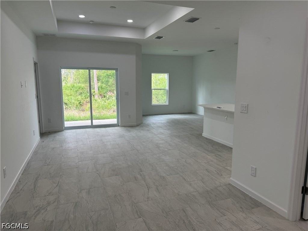1103 W 10th St - Photo 3 of 28