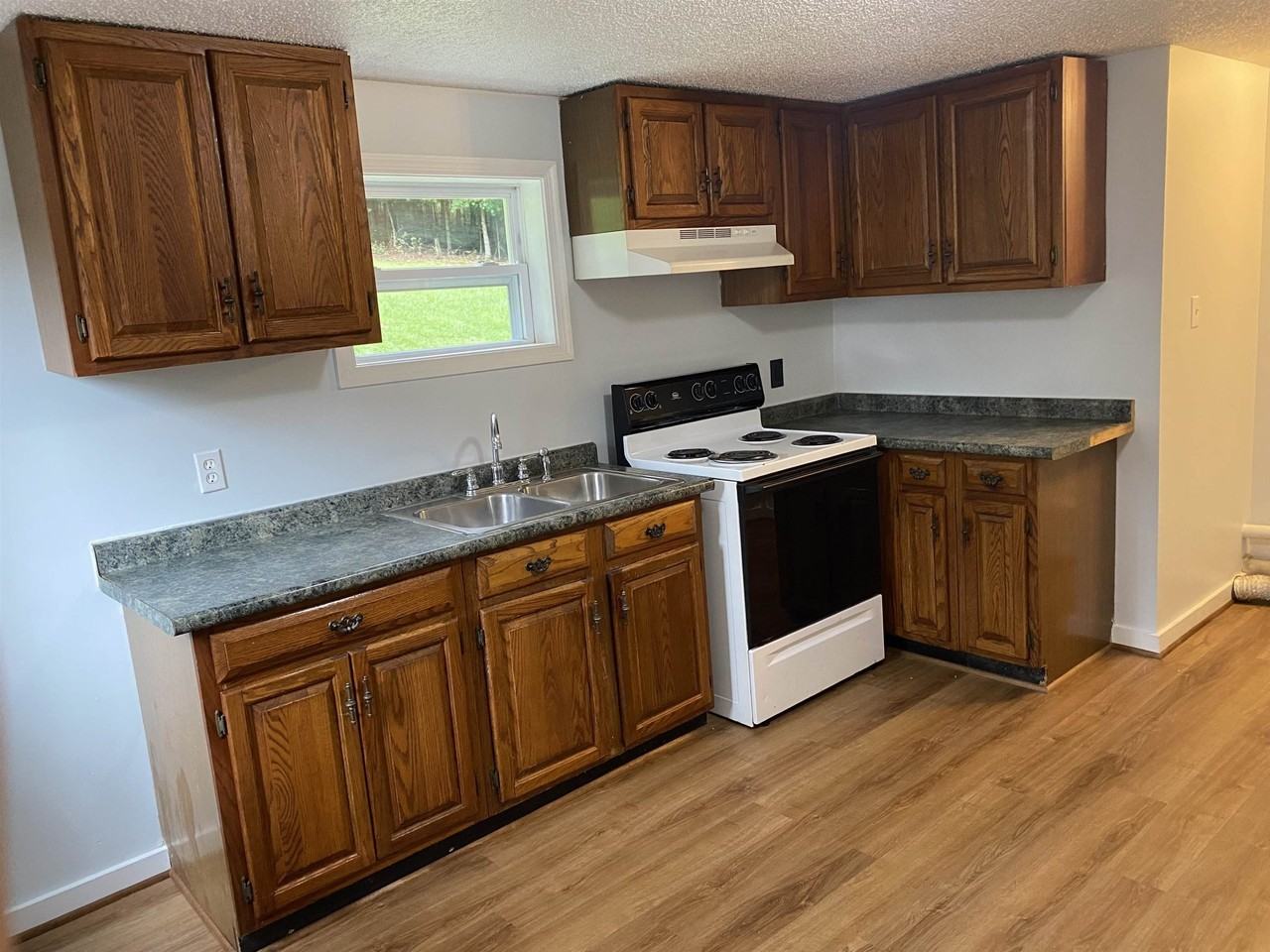 1733 Spring Hill Rd - Photo 6 of 14