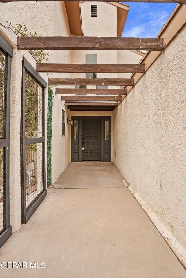 1805 Gurss Pl - Photo 3 of 40