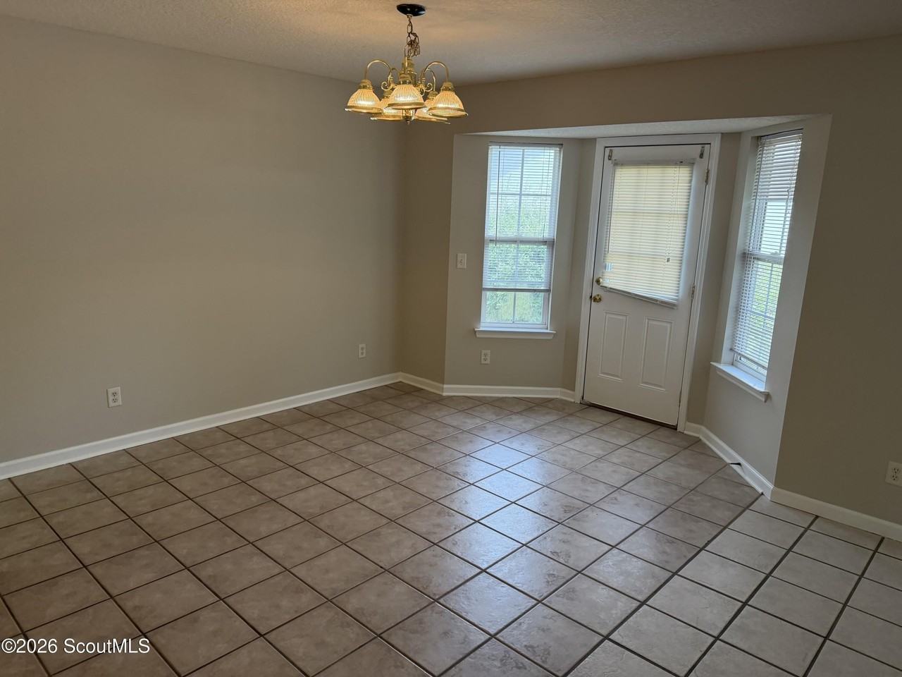 302 Windridge Dr - Photo 4 of 17