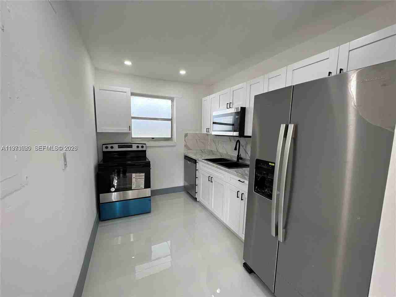 2441 Nw 32nd St - Photo 4 of 8