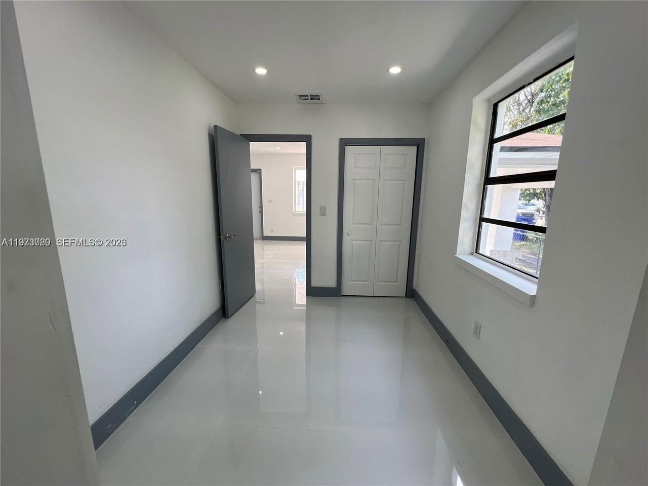 2441 Nw 32nd St - Photo 6 of 8
