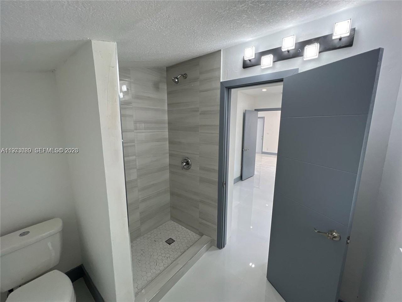 2441 Nw 32nd St - Photo 7 of 8