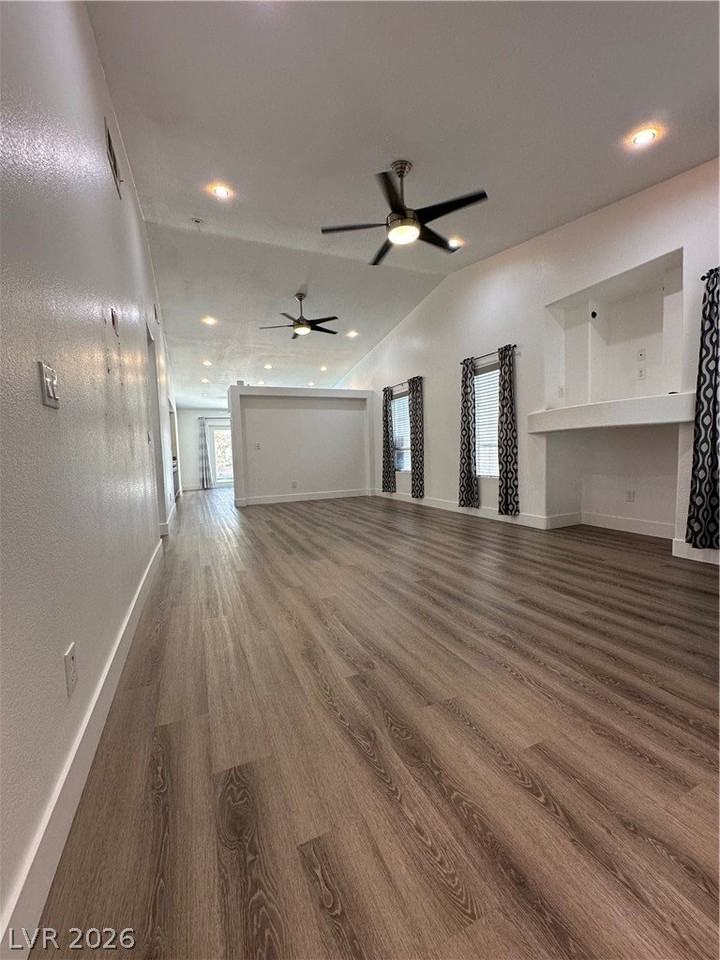 1515 Emerald Peak Ave - Photo 3 of 33