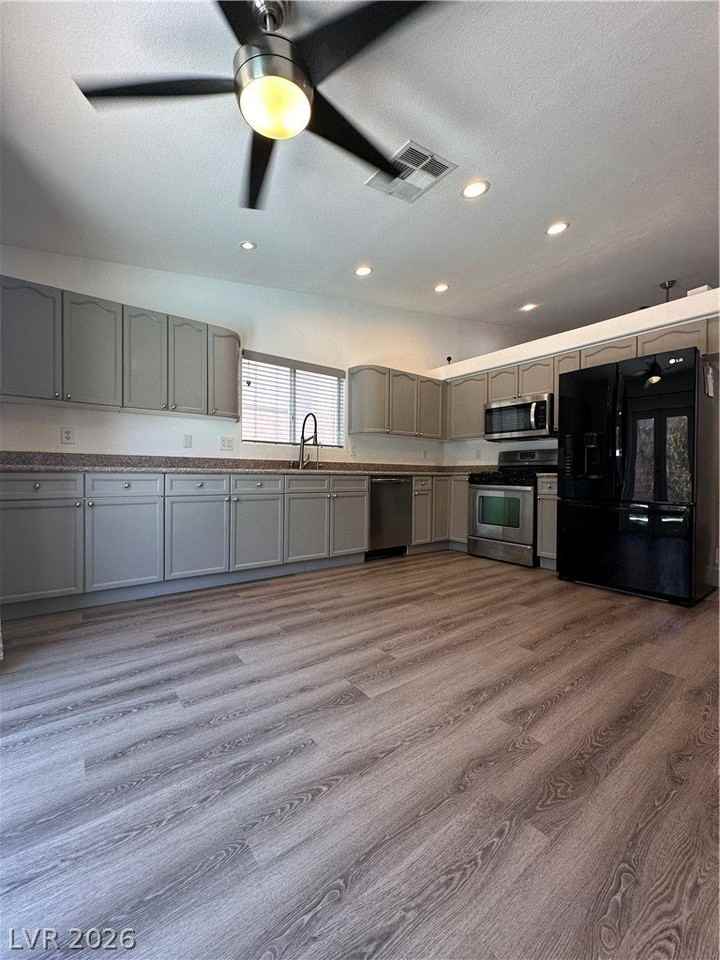 1515 Emerald Peak Ave - Photo 4 of 33