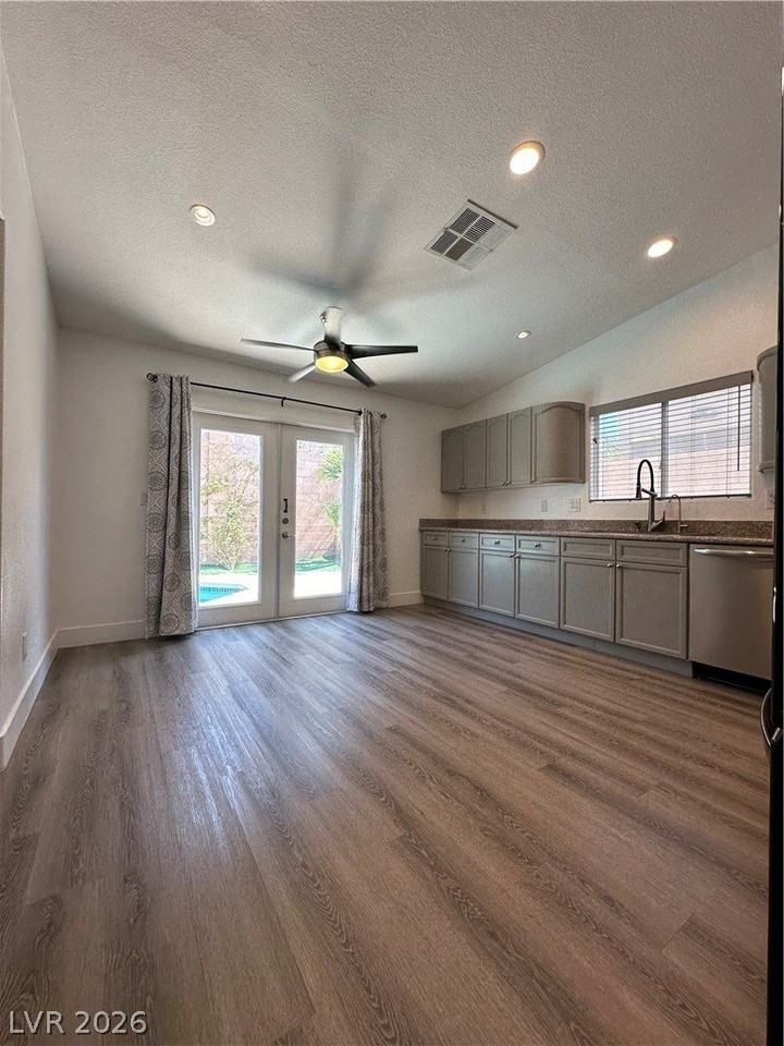 1515 Emerald Peak Ave - Photo 5 of 33