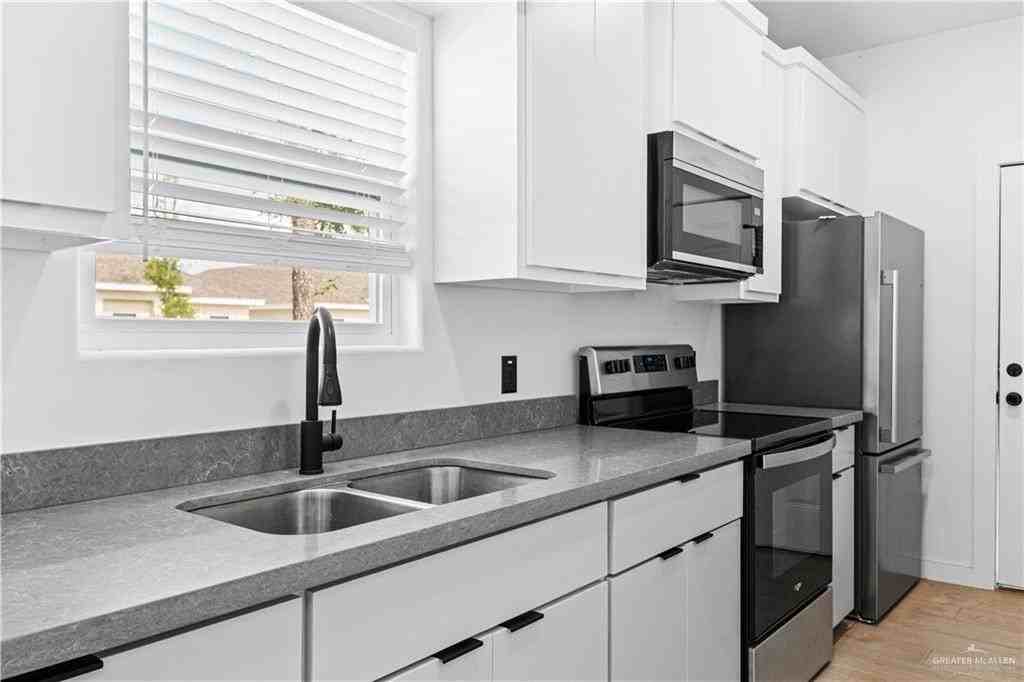 823 N Abbey Ave #3 - Photo 6 of 19