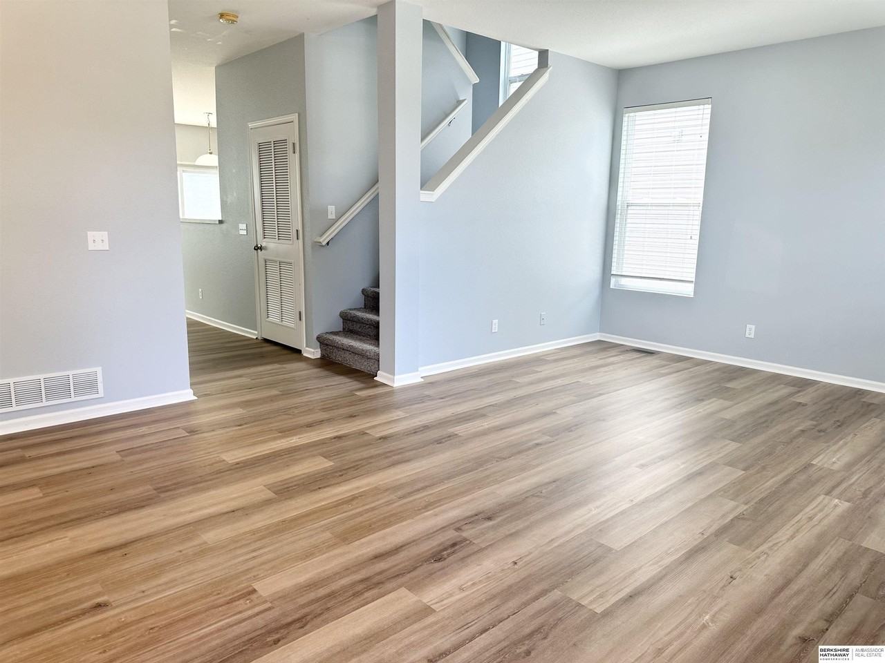 18931 Hansen St - Photo 4 of 30