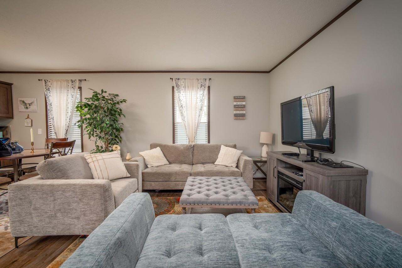183 Flicker St - Photo 4 of 28