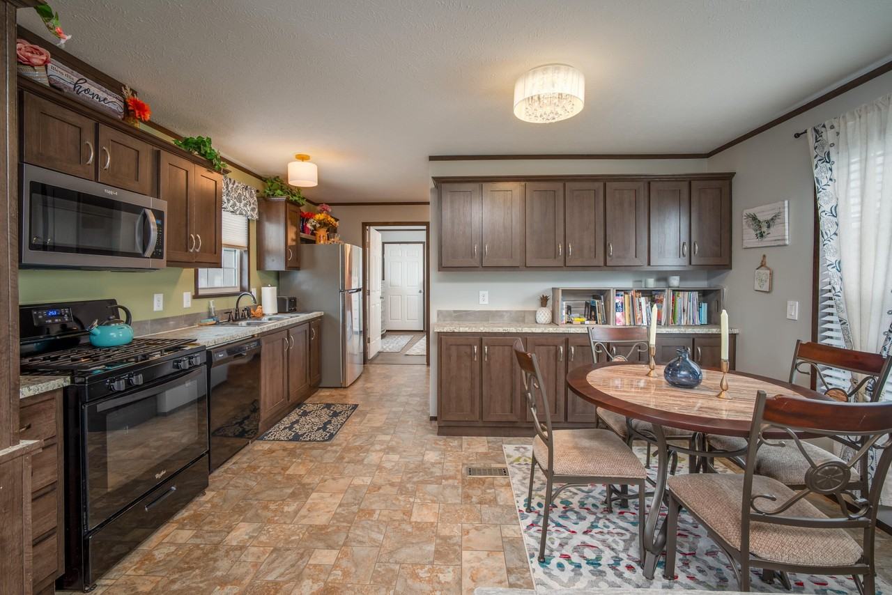 183 Flicker St - Photo 5 of 28