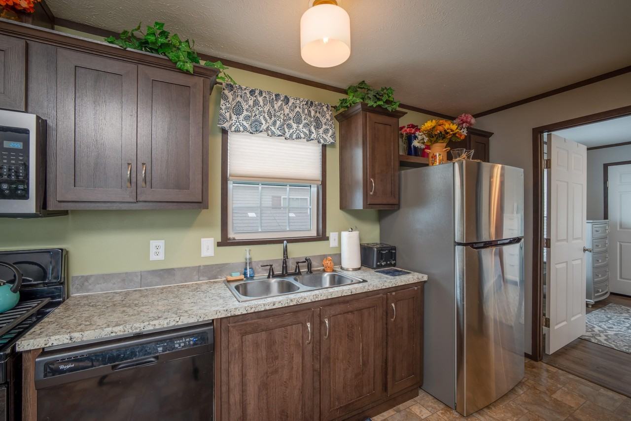 183 Flicker St - Photo 6 of 28