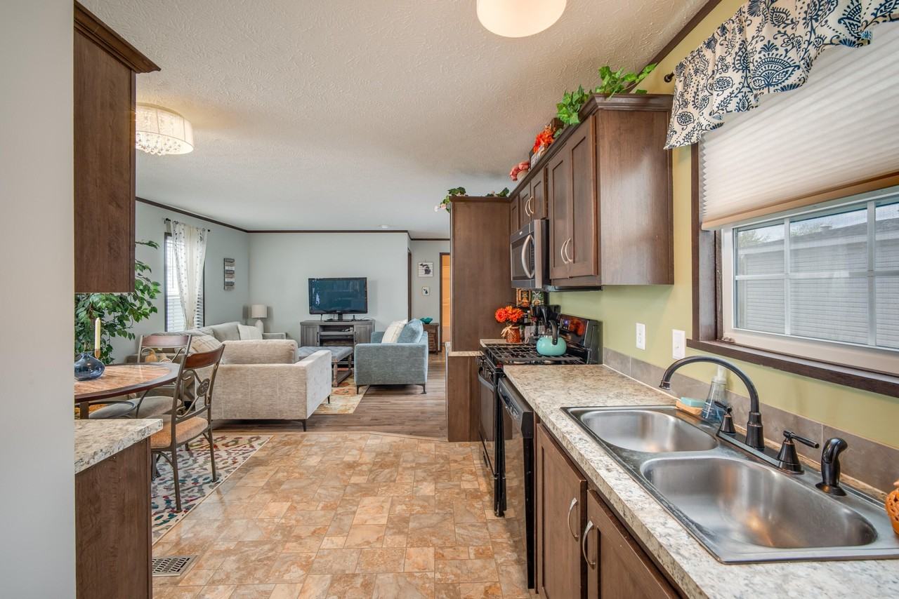 183 Flicker St - Photo 7 of 28