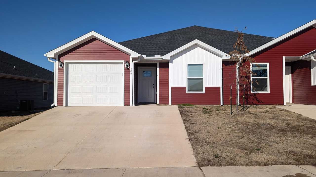 709 Short Leaf Ln