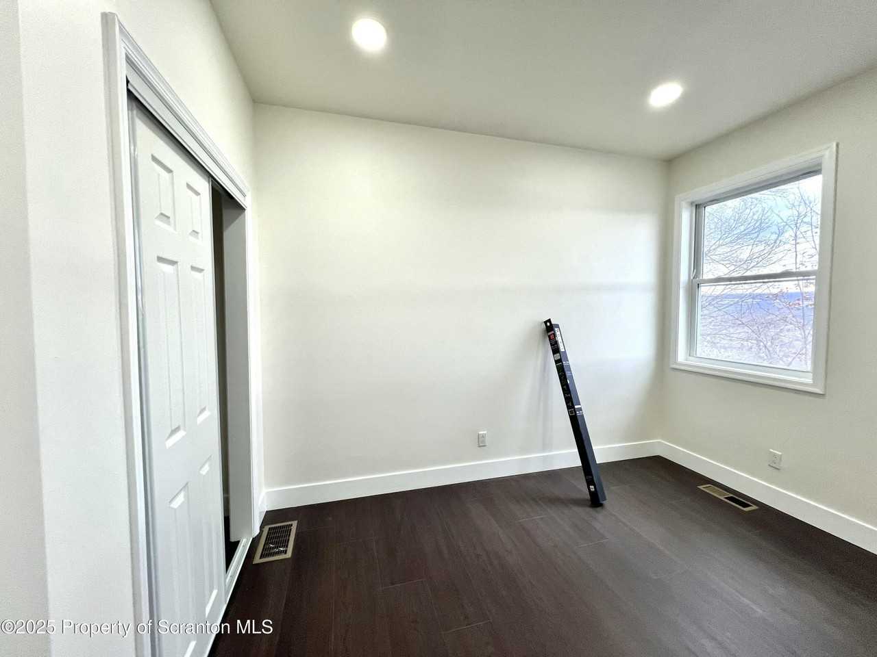105 Parkdale Dr - Photo 5 of 23