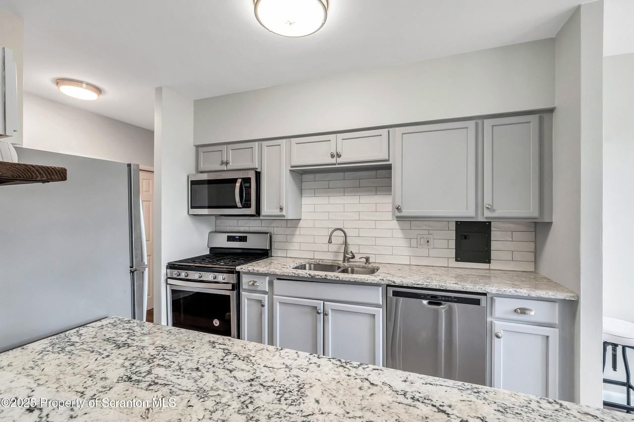 1711 Summit Pointe - Photo 3 of 13