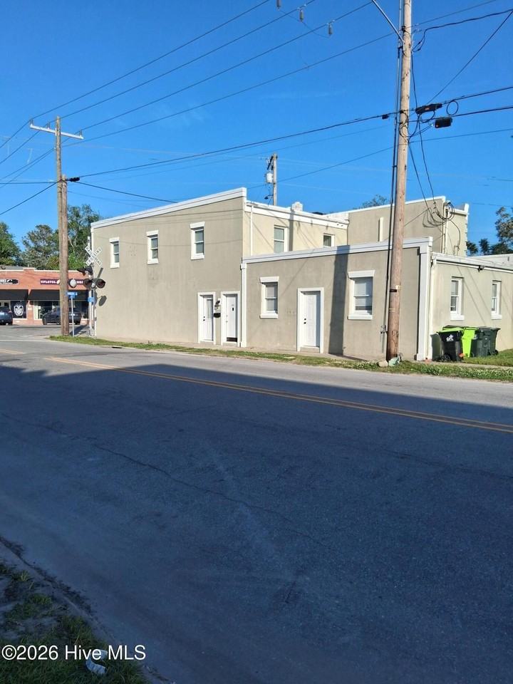 623 Hancock St - Photo 2 of 12
