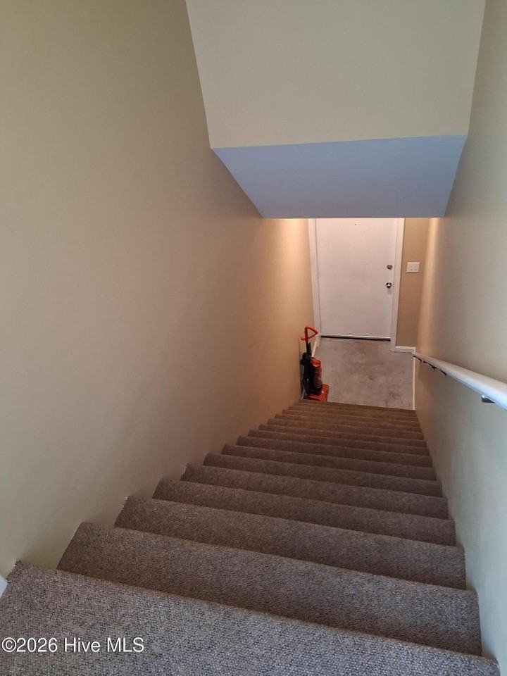 623 Hancock St - Photo 4 of 12