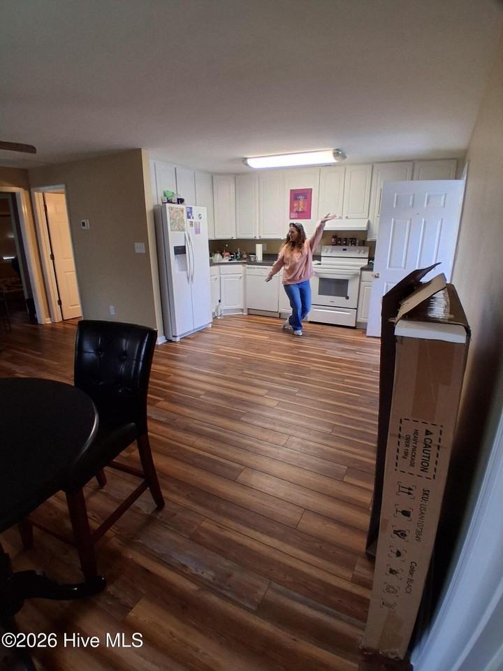 623 Hancock St - Photo 5 of 12
