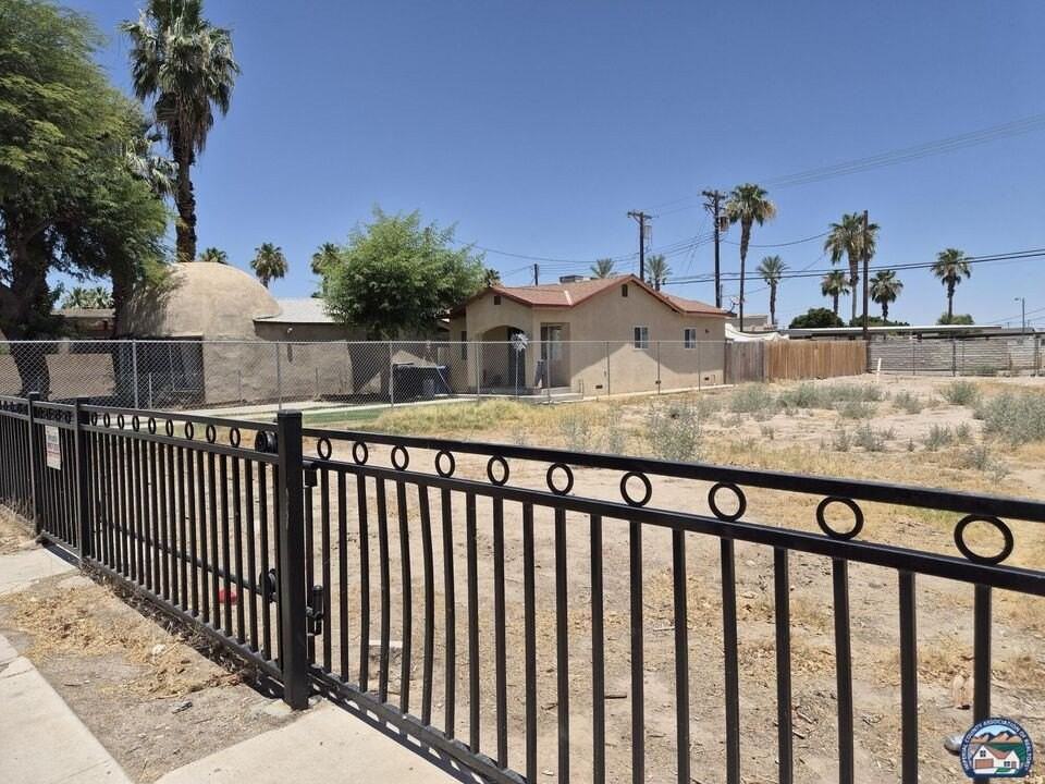 226 S Imperial Ave - Photo 3 of 4