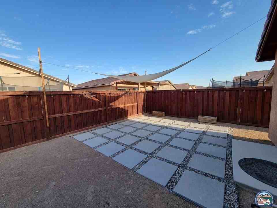 2728 Brighton St - Photo 3 of 20
