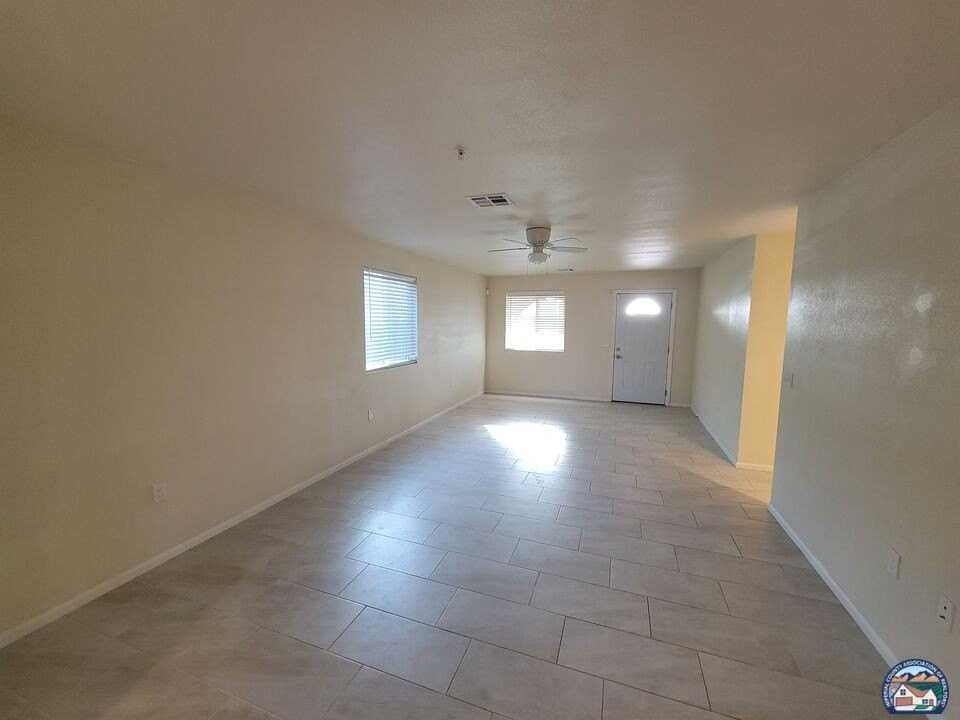 2728 Brighton St - Photo 4 of 20
